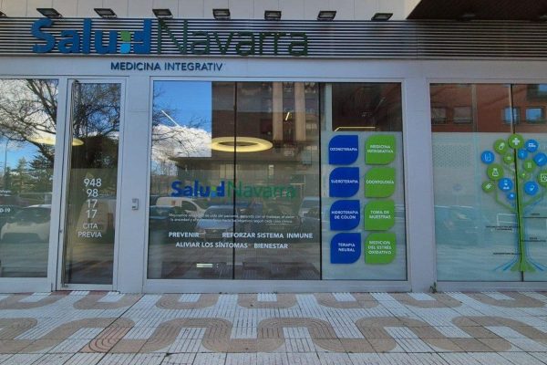 Fachada del Centro Médico Salud Navarra en Pamplona